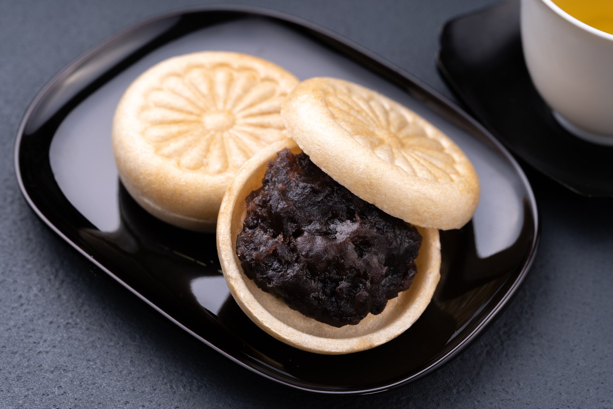 「最中(もなか)」とはどんなもの?どんな起源があるの?お菓子マニア編集部がわかりやすく解説 - フードマニア Food Mania by 旭屋出版