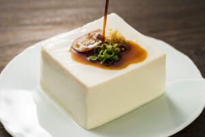 冷奴とはどんなもの?なぜ豆腐をやっこと呼ぶの?フードマニア編集部がわかりやすく解説! - フードマニア Food Mania by 旭屋出版