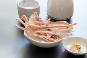「するめ」と「あたりめ」の語源は?それぞれの違いや「さきいか」との違い、料理での使い方をフードマニア編集部が解説 - フードマニア Food ...
